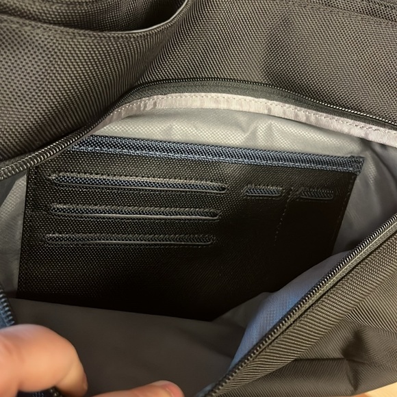 Tumi Alpha 2 Messanger Style Expandable Laptop Bag - Picture 13 of 16